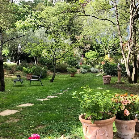 Roumanille Bed & Breakfast 3*